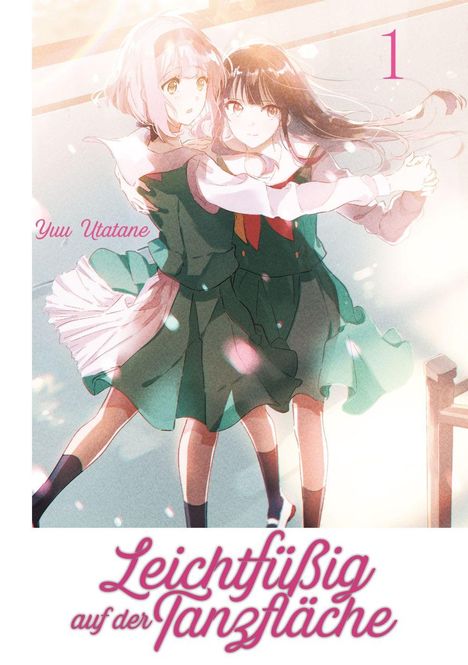 Titel: Leichtfüßig auf der Tanzfläche. Zwei Mädchen in Schuluniform tanzen eng umarmt in hellem Licht.