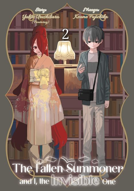 „The Fallen Summoner and I, the Invisible One“ steht unten. Zwei Personen vor Bücherregalen, eine mit Smartphone.