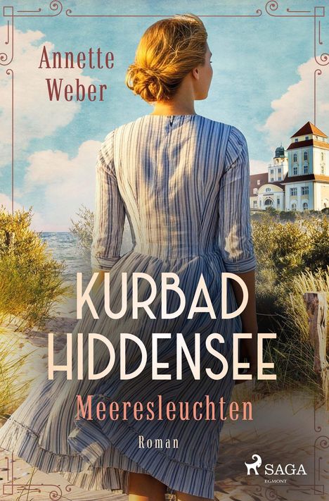 „Kurbad Hiddensee: Meeresleuchten“. Frau in Streifenkleid schaut aufs Meer, im Hintergrund ein großes Gebäude.