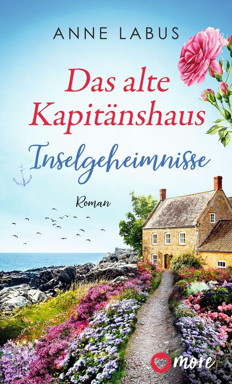 „Anne Labus: Das alte Kapitänshaus - Inselgeheimnisse, Roman.“ Ein Weg führt an einem blühenden Garten zum Haus am Meer.