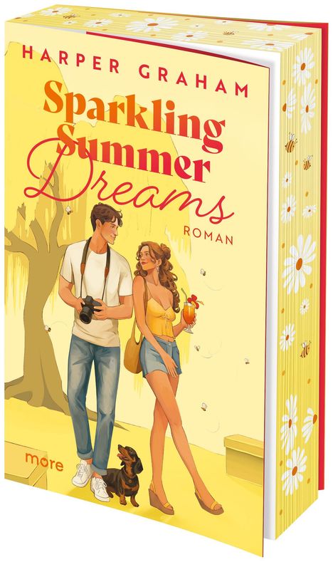 „Harper Graham: Sparkling Summer Dreams, Roman“. Illustration eines Paares mit Kamera und Getränk, Blumen am Buchrand.