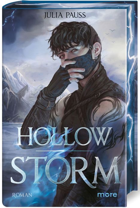 Texte: "JULIA PAUSS", "HOLLOW STORM", "ROMAN", "more". Illustration: Junge mit Maske, Berge, stürmischer Himmel.