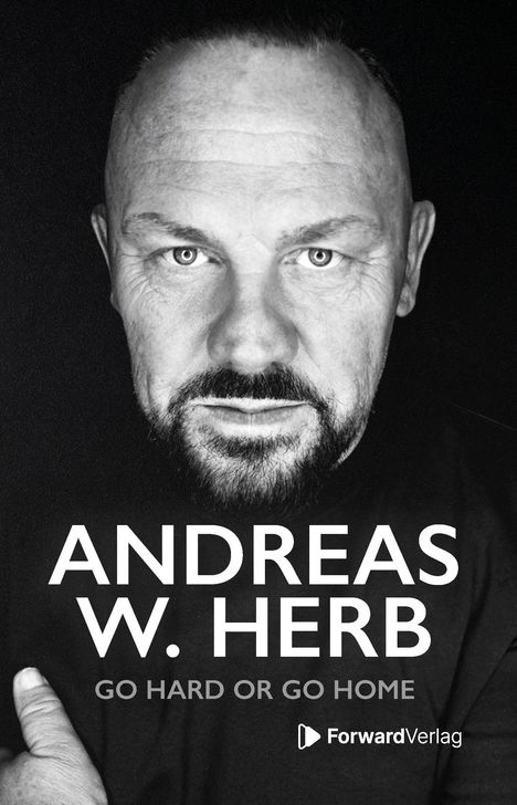 "ANDREAS W. HERB, GO HARD OR GO HOME." Ein Schwarzweißfoto zeigt einen Mann mit ernstem Blick frontal porträtiert.