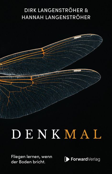 Oben stehen zwei Namen, darunter "DENKMAL", zwei Libellenflügel vor schwarzem Hintergrund, unten Verlagshinweis.