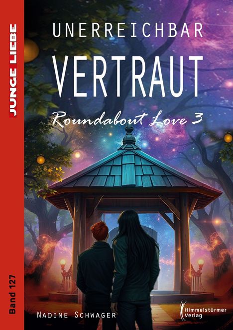 „UNERREICHBAR VERTRAUT, Roundabout Love 3, Nadine Schwager, JUNGE LIEBE Band 127.“ Zwei Personen stehen vor einem Pavillon.