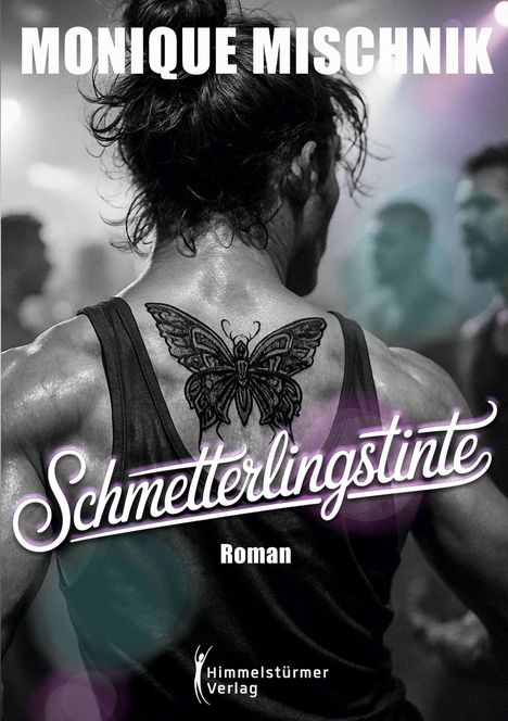 "MONIQUE MISCHNIK" oben, "Schmetterlingstinte" in großer Schrift, darunter "Roman". Darunter Verlag-Logo. Tätowierter Rücken.