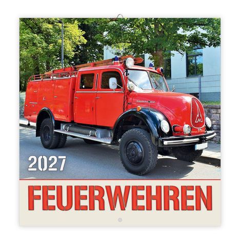 2027 FEUERWEHREN. Ein leuchtend rotes historisches Feuerwehrauto steht auf einer Straße, umgeben von grünen Bäumen.