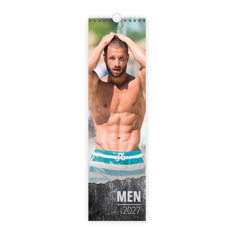 Text "MEN 2027" unten. Ein muskulöser Mann steht unter einer Dusche im Freien, trägt gestreifte Badehose.