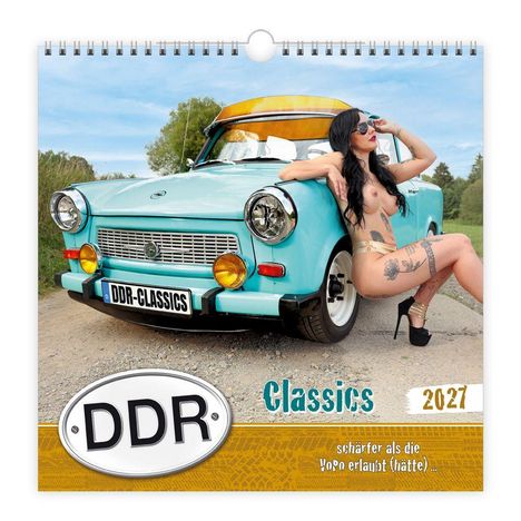„DDR-Classics“, „schärfer als die Vopo erlaubt (hätte)“, 2027. Eine Frau posiert neben einem blauen Retro-Auto.