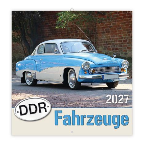 „DDR Fahrzeuge 2027“; ein blau-weißes Auto steht vor einer Ziegelmauer unter Bäumen.