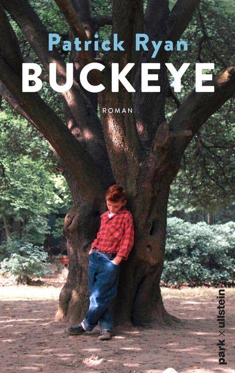 Text: "Patrick Ryan, BUCKEYE, ROMAN". Ein Junge lehnt an einem großen Baum in einem Garten. Er trägt ein rotes Hemd.