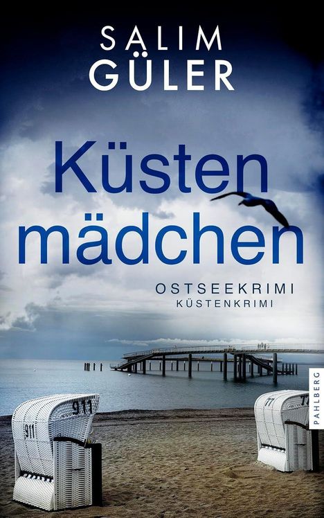 „Küstenmädchen“ von Salim Güler. Ostseekrimi. Ein Strand mit zwei Strandkörben, ein Pier, fliegende Möwe.