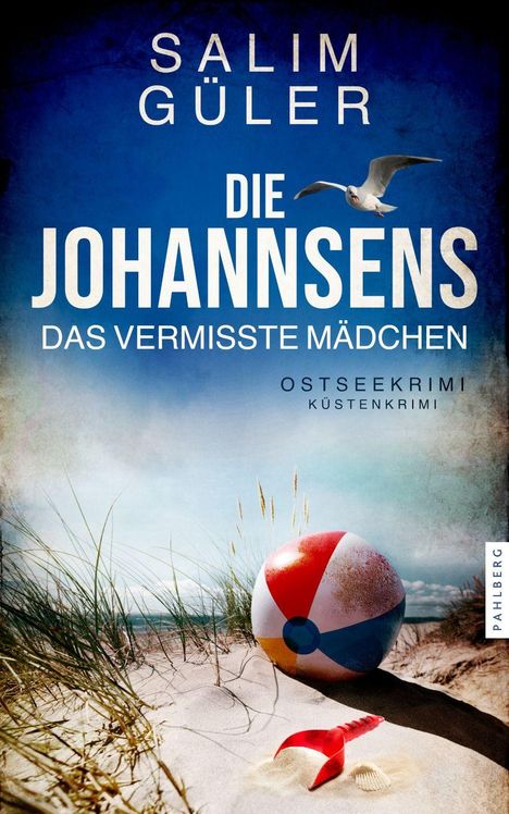 Buchcover: "Salim Güler, Die Johannsens, Das vermisste Mädchen". Strand mit Ball, Schaufel, Möwe und Gräsern.