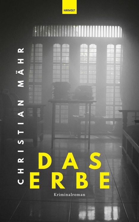 "Christian Mähr, DAS ERBE. Kriminalroman. Logo oben. Dunkler Raum mit Tisch und Aktenstapeln vor Fenstern."