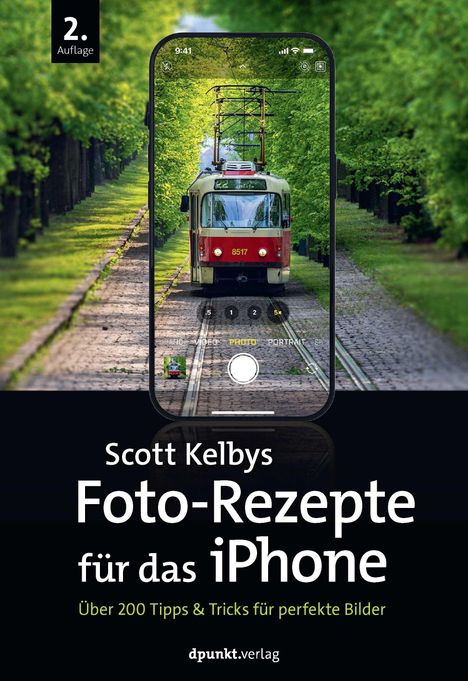 Scott Kelbys "Foto-Rezepte für das iPhone". Eine Straßenbahn fährt durch eine grüne Allee, sichtbar durch ein Handy.