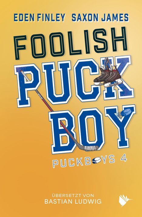 Texte: "Eden Finley Saxon James", "Foolish Puck Boy", "Puckboys 4", "Übersetzt von Bastian Ludwig". Illustration mit Hockey-Elementen.