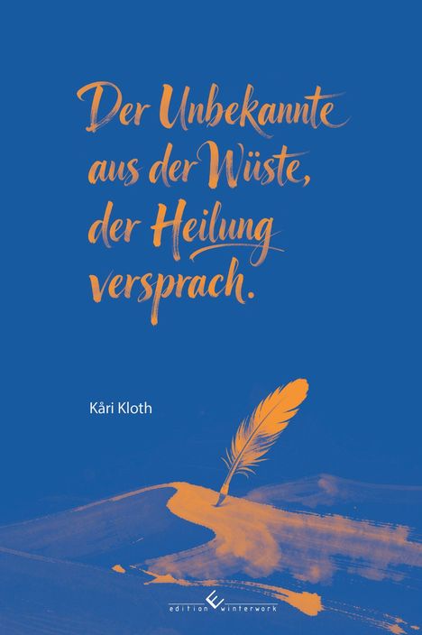 „Der Unbekannte aus der Wüste, der Heilung versprach.“ Kāri Kloth. Feder auf blauer Fläche, Logo unten.