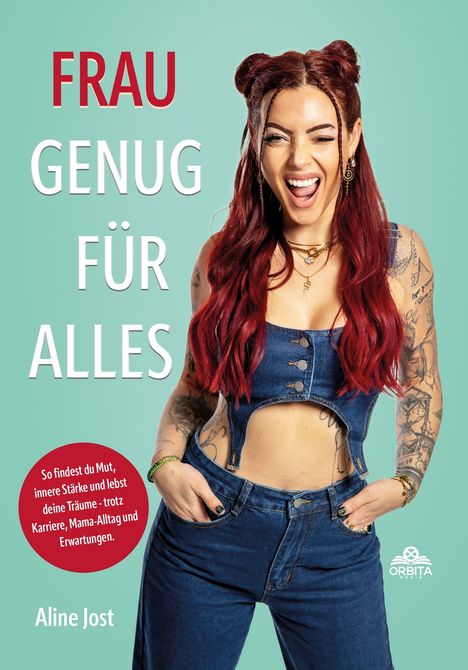 Titel: "Frau genug für alles" von Aline Jost; Frau mit roten Haaren und Tattoos in Jeanskleidung vor hellblauem Hintergrund.