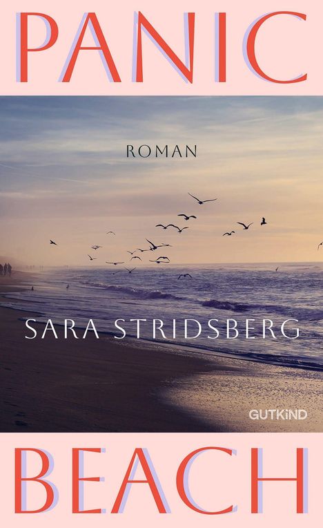 "Panic Beach", "Roman", "Sara Stridsberg", "GUTKIND". Sonnenuntergang am Strand, Möwen fliegen über das Meer.