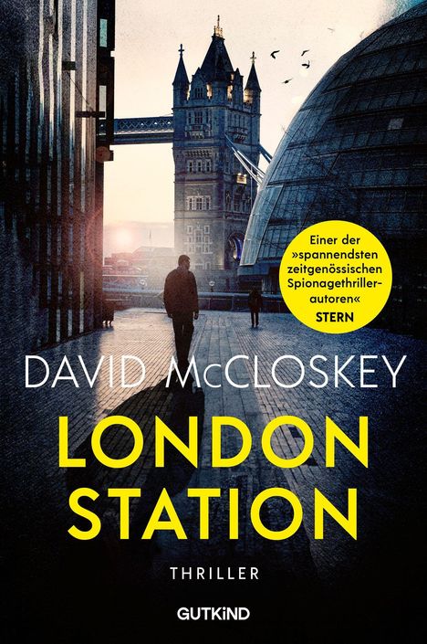 „Einer der spannendsten zeitgenössischen Spionagethriller-Autoren“ STERN. Eine Person vor der Tower Bridge in der Abenddämmerung.