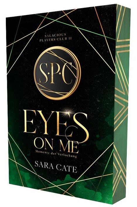 „S.P.C“, „EYES ON ME – Momente der Verlockung“, „SARA CATE“. Schwarzer Hintergrund, goldene und grüne Linien.