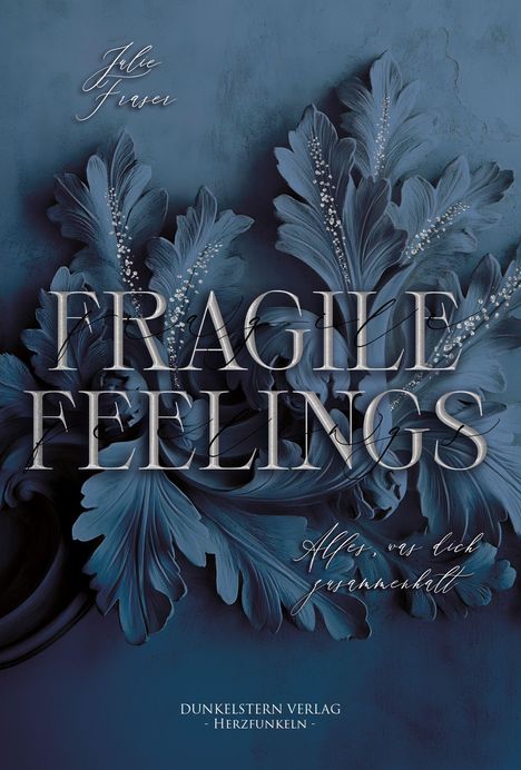 „Julie Fraser“, „Fragile Feelings“, „Alles, was dich zusammenhält“, Dunkelblaue Blätter mit silbernen Verzierungen.