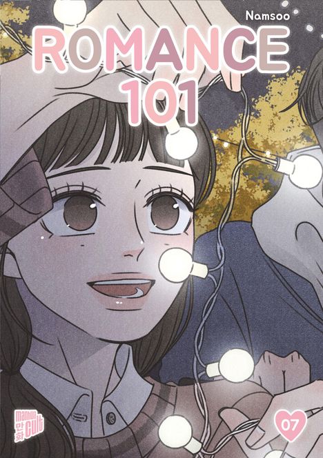 "ROMANCE 101" steht in großen Buchstaben oben. Darunter sieht man eine lächelnde Figur mit Lichterkette.