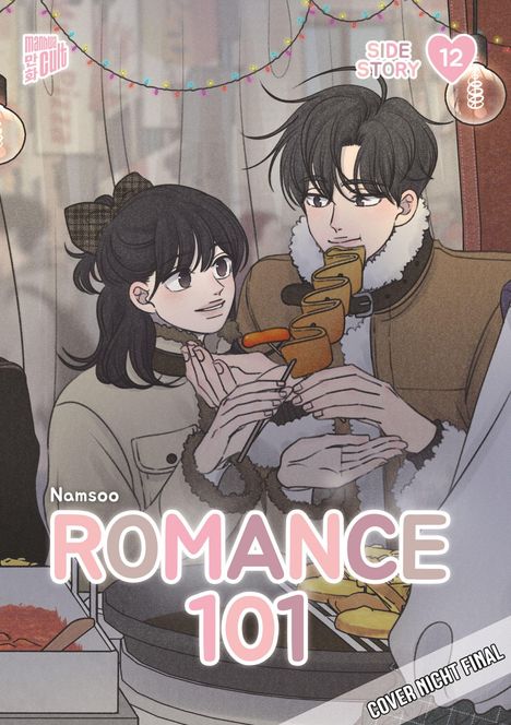 Der Text enthält: "ROMANCE 101", "SIDE STORY 12", "COVER NICHT FINAL". Illustration zweier Menschen mit Essen und Lichterketten.