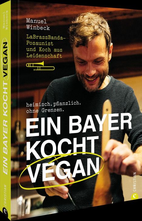 „Ein Bayer kocht vegan“ von Manuel Winbeck. Heimisch, pflanzlich, ohne Grenzen. Foto von Winbeck beim Kochen.