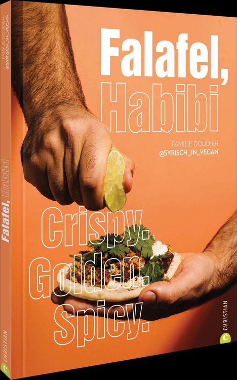 "Falafel, Habibi. Familie Doudieh @syrisch_in_vegan. Crispy. Golden. Spicy." Zwei Hände, eine presst eine Limette über Falafel.