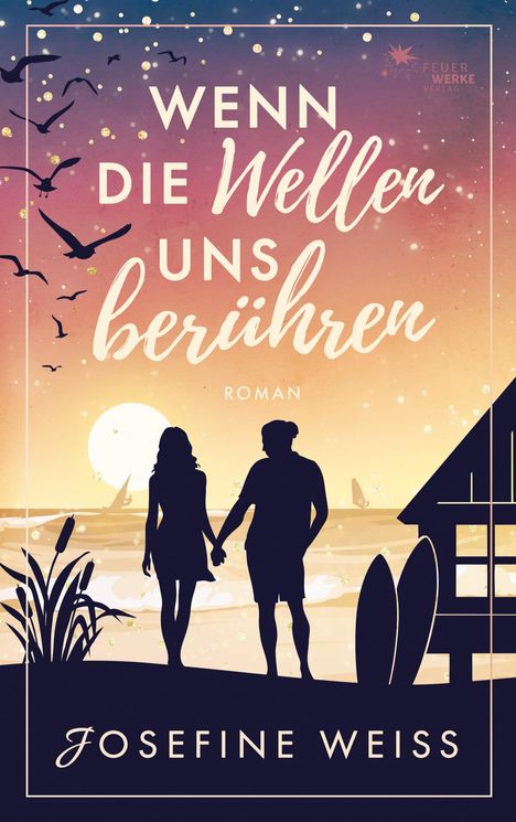 „Wenn die Wellen uns berühren“, Roman von Josefine Weiss. Sonnenuntergang am Meer, Paar hält Händchen, Vögel fliegen.