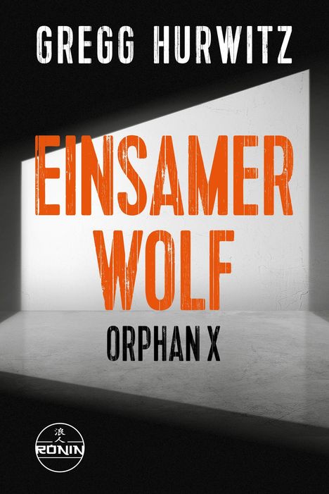 Eine leere, halb beleuchtete graue Fläche, darauf die Texte: "Gregg Hurwitz", "Einsamer Wolf", "Orphan X". 