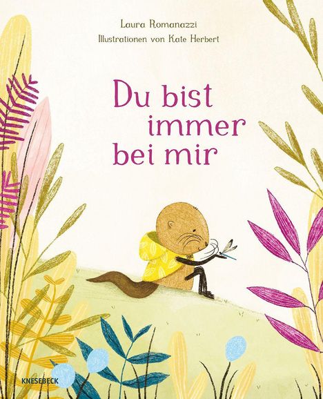 Text: "Laura Romanazzi, Illustrationen von Kate Hebert, Du bist immer bei mir." Ein Otter mit gelbem Shirt sitzt im bunten Gras.