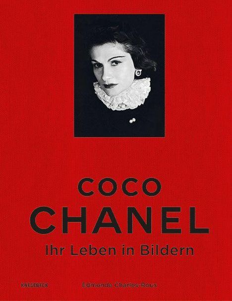 COCO CHANEL Ihr Leben in Bildern. Schwarz-weißes Porträt einer Frau mit Hut und Rüschenbluse auf rotem Hintergrund.
