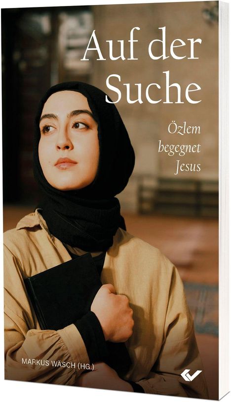„Auf der Suche. Özlem begegnet Jesus. MARKUS WÄSCH (HG.)“; Frau mit schwarzem Kopftuch hält Buch fest.