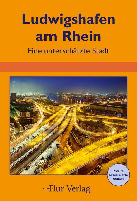 "Ludwigshafen am Rhein: Eine unterschätzte Stadt." Stadtansicht bei Nacht mit beleuchteten Straßen und Fluss.