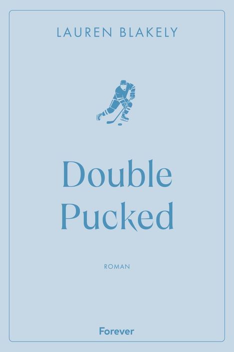 "Double Pucked" und "Lauren Blakely" auf blauem Hintergrund. Illustration eines Eishockeyspielers.