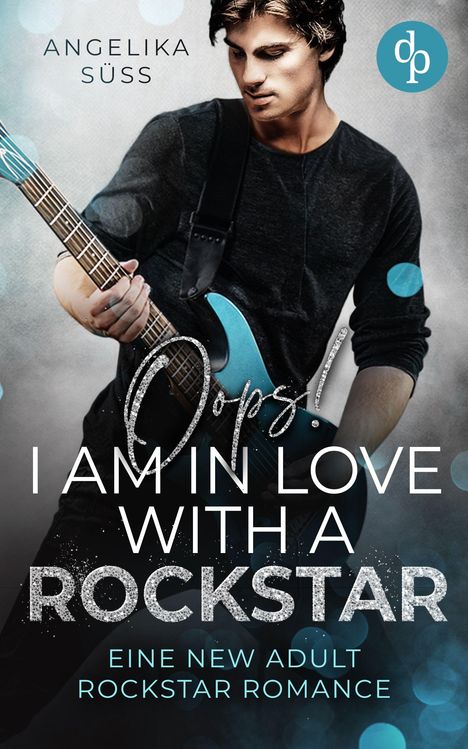 "Oᴏᴘs! I am in love with a rockstar" steht groß. Ein Mann spielt E-Gitarre. Oben steht "Angelika Süß".