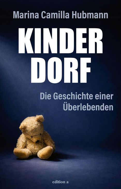 Text: "Marina Camilla Hubmann. KINDERDORF. Die Geschichte einer Überlebenden." Ein einsamer Teddybär sitzt auf blauem Hintergrund.