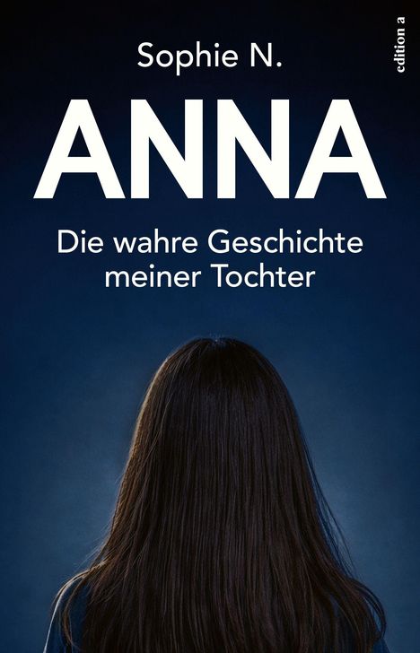 „Sophie N. – ANNA: Die wahre Geschichte meiner Tochter“ steht auf einem dunkelblauen Hintergrund über einer Person von hinten.