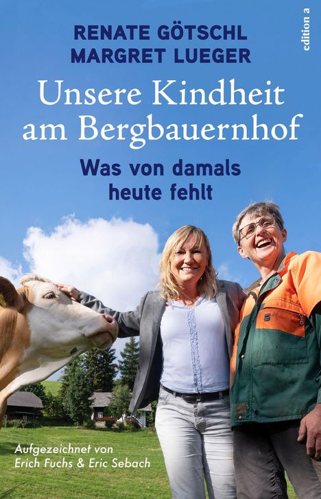 Zwei Mädchen sitzen auf einer Wiese, eins hält ein Kätzchen, das andere ein Kätzchen.