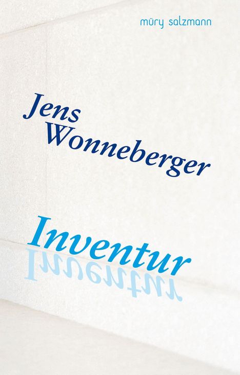 Text "Jens Wonneberger Inventur" in blauen Buchstaben, Hintergrund in hellen, strukturierten Tönen.