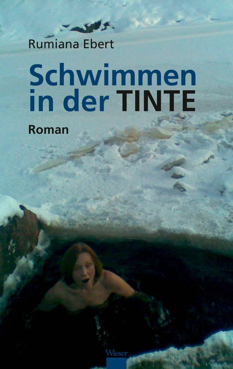"Rumiana Ebert: Schwimmen in der Tinte. Roman." Eine Frau schwimmt in einem eisbedeckten, dunklen Wasserloch.