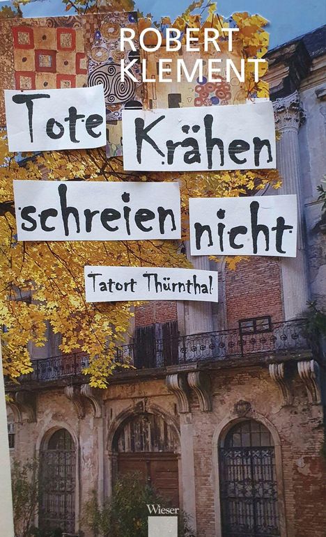 Auf Schriftstücken: "Tote Krähen schreien nicht. Tatort Thurntha." Im Hintergrund ein herbstlicher Baum vor einem alten Gebäude.