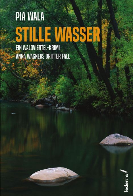 "Pia Wala, Stille Wasser, Ein Waldviertel-Krimi, Anna Wagners dritter Fall." Fluss mit Steinen, umgeben von Wald.