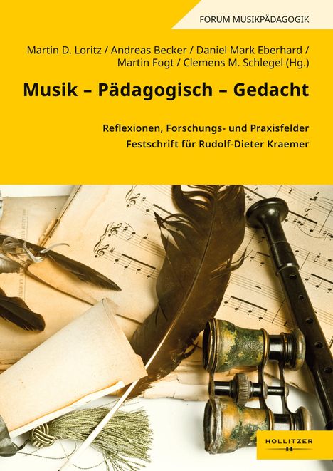 „Musik – Pädagogisch – Gedacht“ steht oben. Darunter alte Notenblätter, Federn, eine Flöte und ein Fernglas als Collage.
