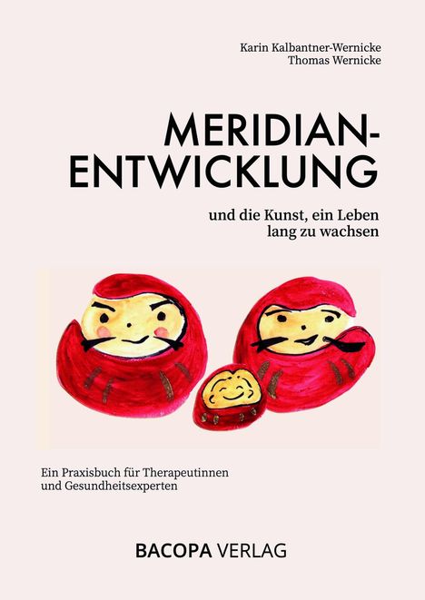 Text: "MERIDIANENTWICKLUNG" und drei lächelnde, rote Daruma-Puppen.