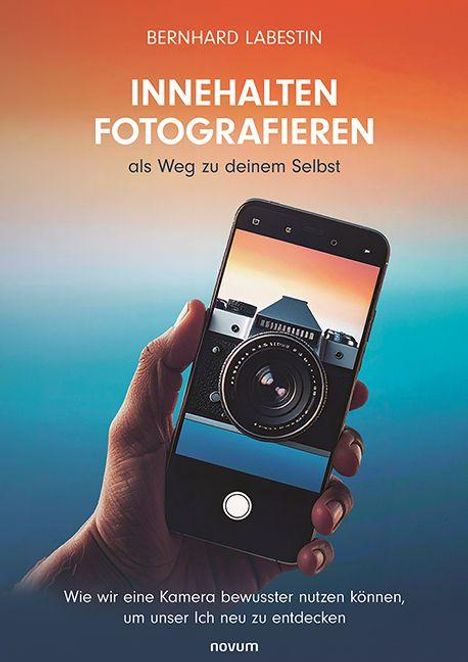 Oben steht "Bernhard Labestin". In der Mitte "Innehalten Fotografieren als Weg zu deinem Selbst". Unten ein Handy mit Kamerabild.