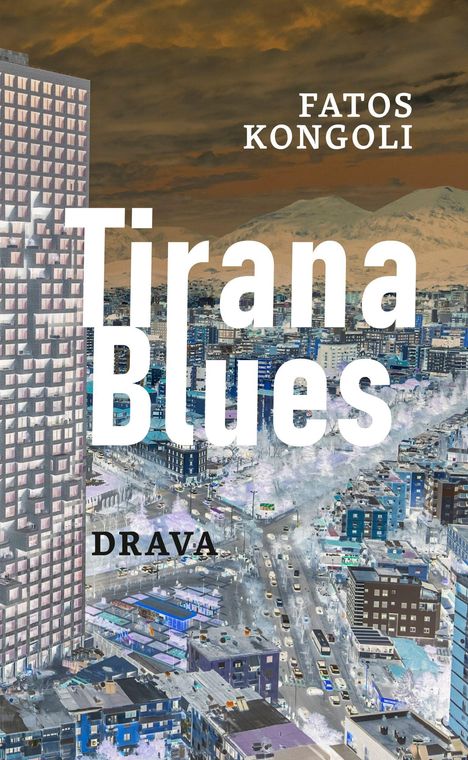 "Tirana Blues" von Fatos Kongoli, Verlag DRAVA. Eine überlagerte Stadtansicht mit einem Hochhaus und Bergen im Hintergrund.