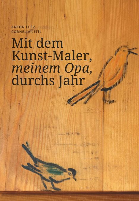 „Mit dem Kunst-Maler, meinem Opa, durchs Jahr“ steht auf Holz mit gezeichneten Vögeln in Schwarz und Orange.